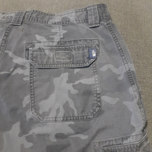The North Face Stealth Camouflage Rip Stop Cargo Shorts Size 32in Waist Grey - Picture 8 of 8